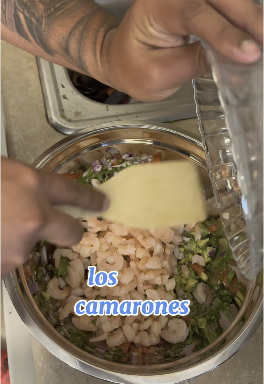Hoy te traigo una receta de Ceviche de camarón a lo cubano,porque yo traté de hacerla con mi toque personal. Aquí te dejo los ingredientes por si quieres hacerla: 1- Camarones🦐 (según la cantidad que te vayas a comer,yo utilicé solo una bolsita) 2-Cebolla morada preferentemente.🧅 3-Cilantro🌿 4-Mango🥭 5-Pepino🥒 6-Aguacates 🥑 7-Limón 🍋(Yo le eche como 10) 8-Tomate🍅 9-Salsa de soya 10-Sal 11-Pimienta negra Vas a mezclar todo eso y lo pondrás a enfriar para que se mezclen bien los ingredientes.Puedes acompañarlo con tortillas de harina o maíz pero eso es opcional. Y a comer!!! #cubanosporelmundo #viral#reels #cocina #cocinafacil #casa#ceviche #cevichedecamaron #pensacola#creadoradecontenidostiktok #creatorsearchinsights 