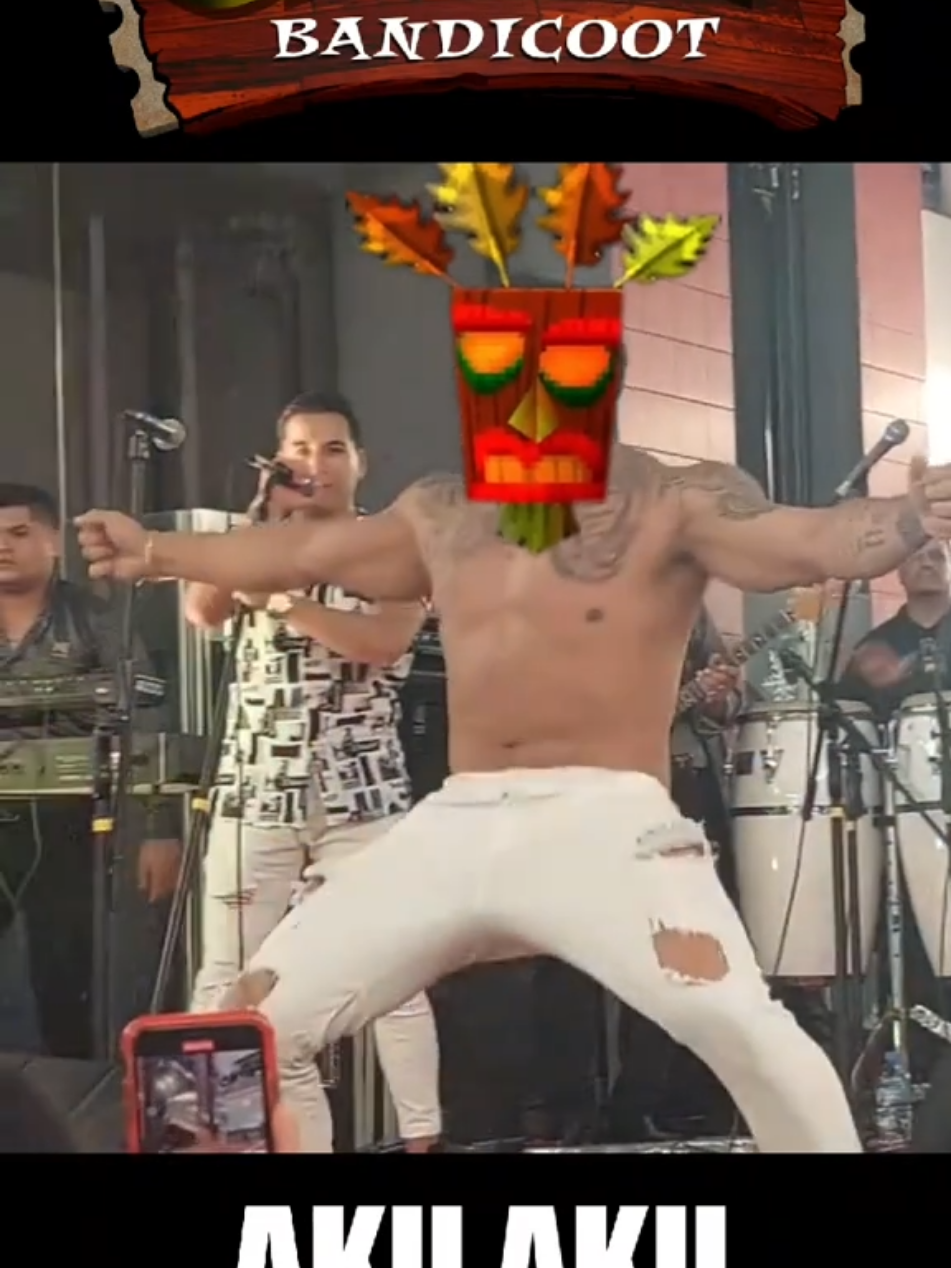 Christian Dominguez de la gran orquesta internacional poseido por Aku Aku la mascara de Crash Bandicoot dance #playstation #CrashBandicoot #videogames #retro #nintendo #donkeykong 