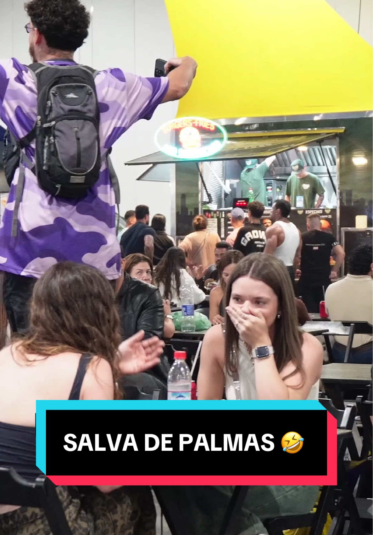 ELE SUBIU NA MESA 😱🤣 Pedindo palmas pra uma desconhecida 🕺🏻 #legadu 