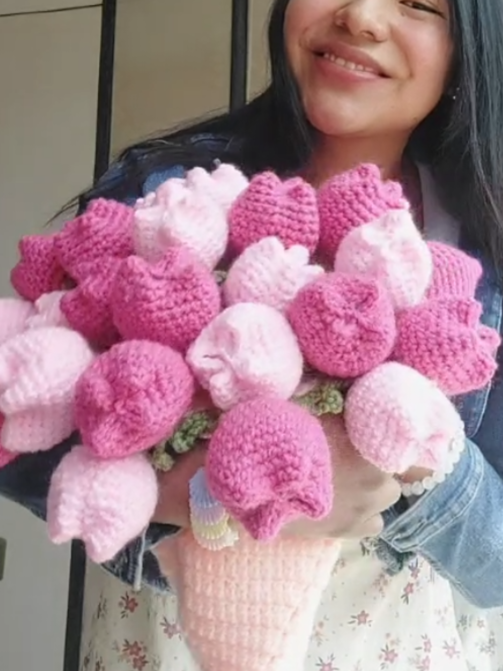 Respuesta a @jaredgonzales16 Mantita que se vuelve Ramo de tulipanes Rosaditos🌷🥹 🎀🩷💞 Ya disponible en mi tienda Virtual!!! @crochetElsayfredy  #crochet #tulipanes #mantita #ramo #bolivia 