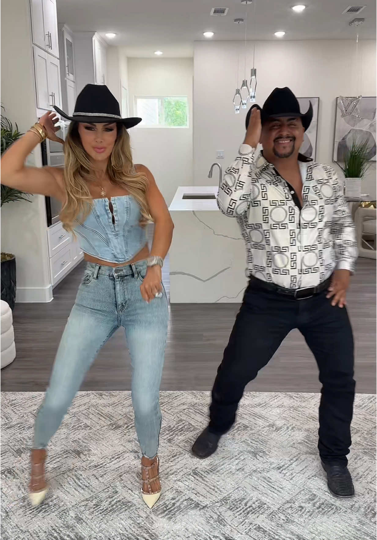 Dos bombones asesinos en Houston Texas!! En el opening de Hope Village 2 ! @🤠🔥Checo👹🤘🏾 #bombonasesino #trend 
