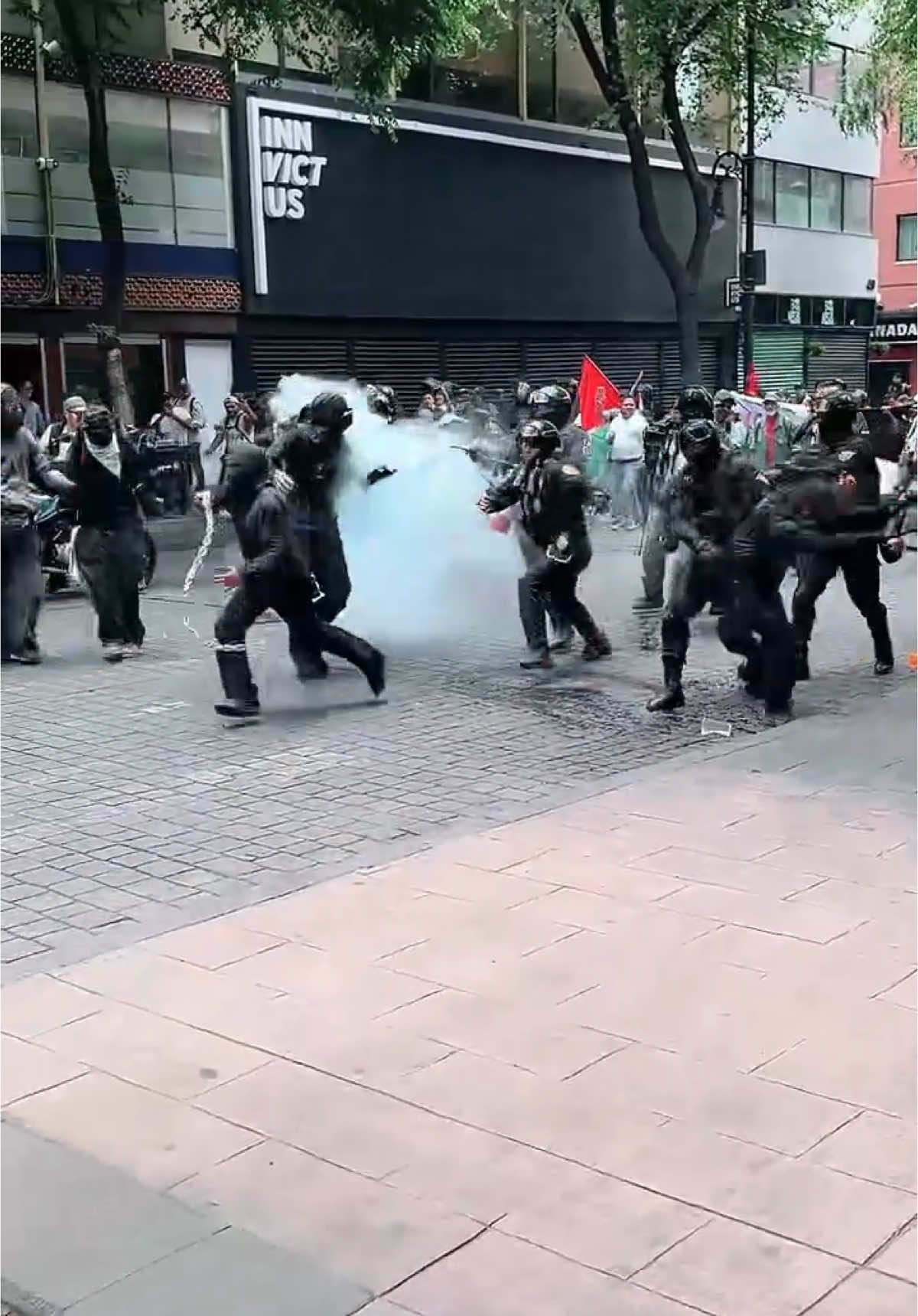 Policías se enfrentan con manifestantes del bloque negro en marcha del 1 de mayo en la Ciudad de México #tiktoklive #livehighlights 