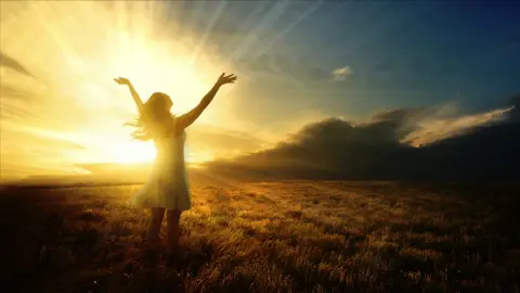 #woman #field #raisedhands #windy #sunlight #sunrays #sky #clouds #4k #praise #happy #faith #beautifulwallpaper #christianity #nature #landscape #screensaver #background