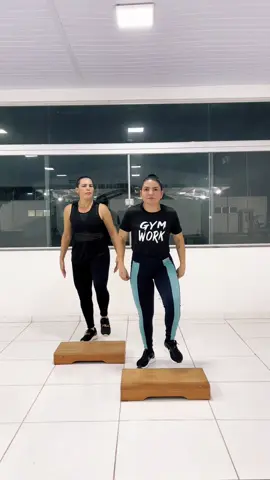 Step Dance é a atividade física que você estava precisando. 💃🏻 #atividadefisica #cardioworkout #execiciosemcasa #funcional #emagrecercomsaude #step #stepdance #exerciciodedanca  @Edilene Da Silva @Khabane lame 