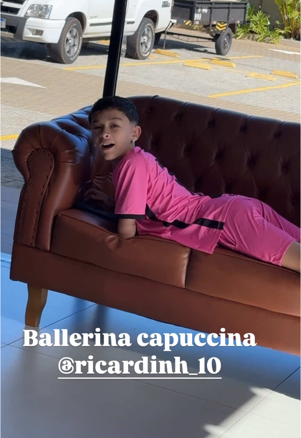 Olha o jeito q ele fica na barbearia vey kkakakakakakaka  #brainrot #dentinaricardina #bailarinacapuchinamimimimi 