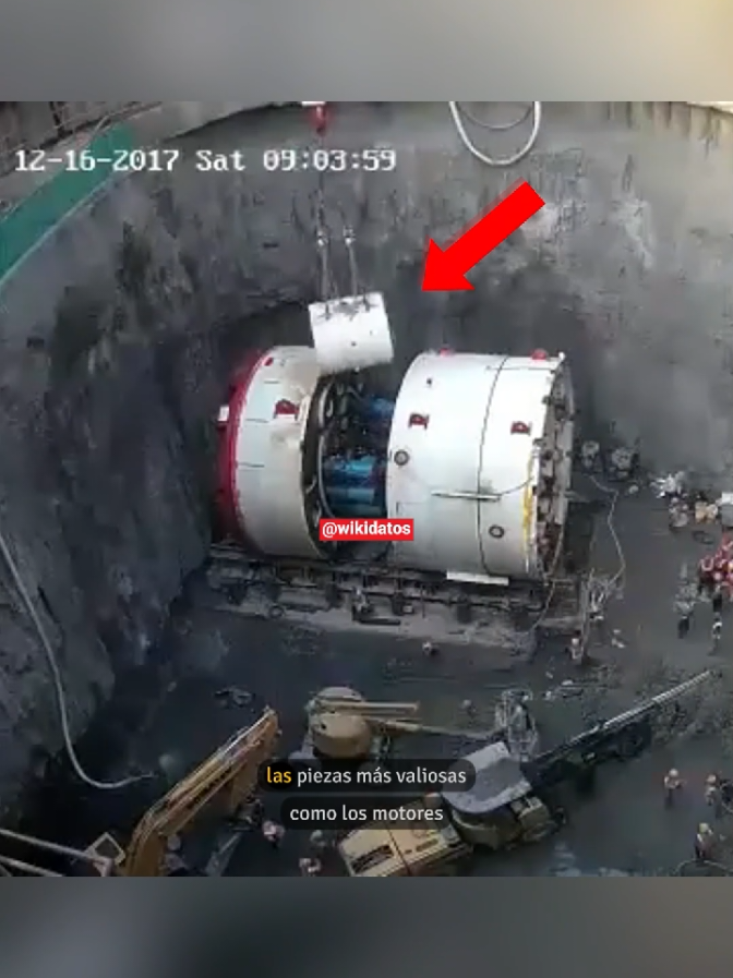 Maquinaria Abandonada. Las tuneladoras son máquinas enormes que excavan túneles urbanos y, al terminar su trabajo, muchas veces se entierran porque extraerlas es muy costoso. Solo se recuperan las piezas valiosas, mientras que la parte pesada y desgastada se deja bajo tierra. En promedio, excavan entre 10 y 20 metros por día, es decir, unos 3 a 7 km por año. #datosperturbadores #curiosidades #datoscuriosos #curioso #SabiasQue #tunel #maquina #tuneladora #cavar #abandono  #tuneles #excavar #ingenieria 