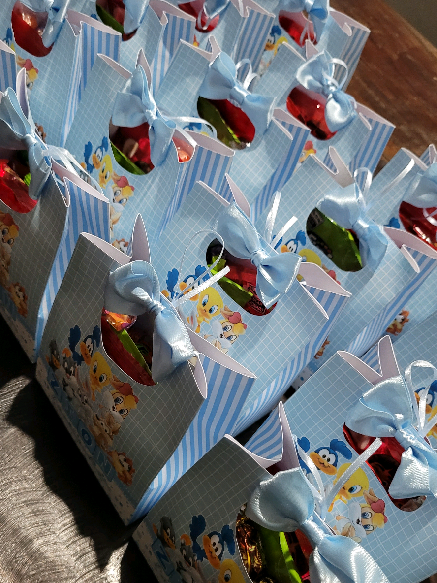 Sacolinhas surpresa com laço Baby Looney Tunes!🩵 ID: CKE-YLX-BEB #menino #babylooneytunes #festainfantil #ideiaaniversario #aniversario #festainfantil #aniversarioinfantil  #montandolembrancinhas #aniversariomenino 