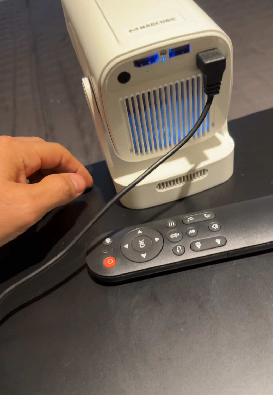 Magcubic HY310 1080p Full HD Best Mini Portable Projector on a Budget for Your Bedroom 📽️ #projector #miniprojector #portableprojector #magcubic #onabudget #hy310 #datenightideas #movienightideas #campingideas 