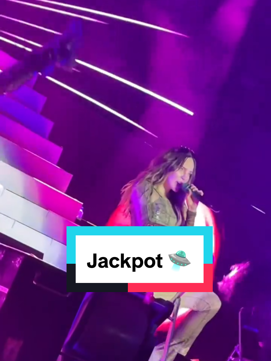 Tú me tienes en un viaje 🛸 #Belinda #BelindaPop #Belifans #Parati #Fyp #Belibelika #Cantantes #Artistas #Conciertos #Puebla 