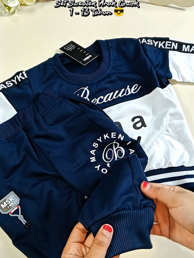 Buat yg anaknya mulai picky soal baju, ini nih yg bisa jadi penyelamat! 🌬 Bahannya lembut, modelnya keren, bikin anak semangat pake baju sendiri 🌞