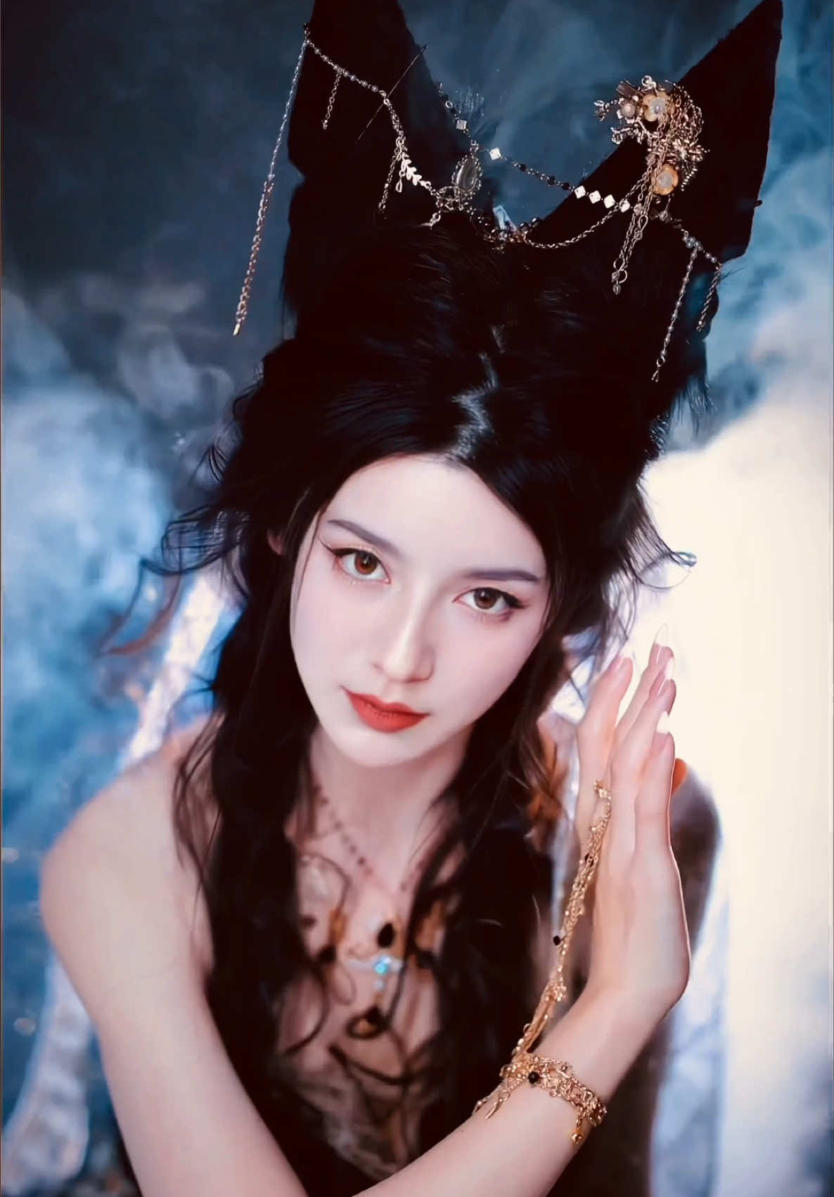 九尾魅影，游走於人心之間， 一眼萬年，皆是劫數。 ——《燕雲十六聲·狐語》 #燕雲十六聲 #九尾狐 #古風寫真 #神秘東方 #狐妖美學 #國風大片 #魅影傳說 #狐媚天下 #東方幻想 #古風造型