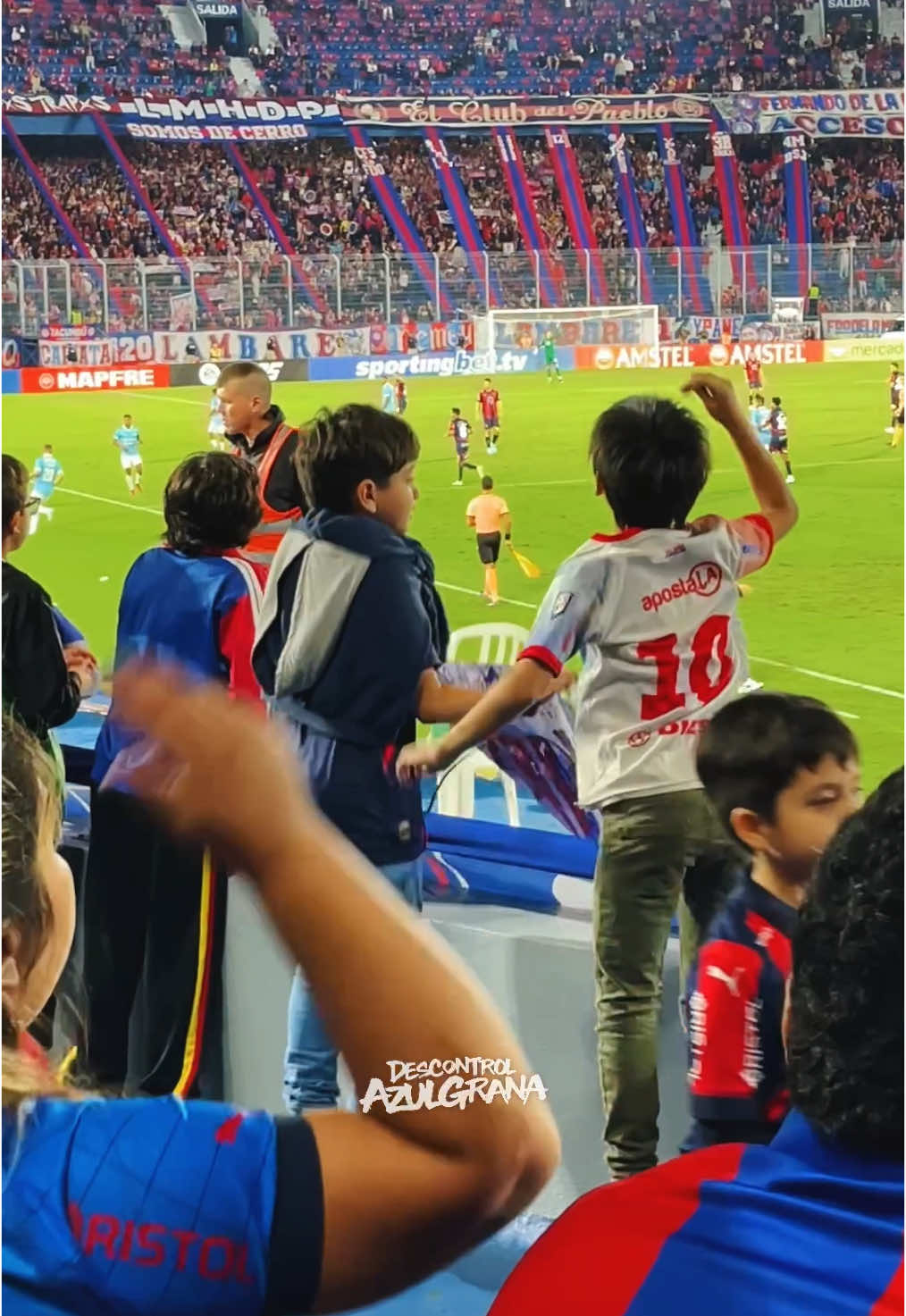 En #Cerro podemos estar sin ganar un partido, podemos estar bastante tiempo sin ganar un título ¿Pero sabes lo que nos diferencia de los demás? Es que nuestra gente va a estar siempre alentando en las buenas y no tan buenas, por qué los hinchas de Cerro no desaparecen.  Y van a pasar los años y van a pasar los jugadores y el que siempre va estar presente va ser el hincha de CERRO 👊🏼💙❤️ Por que somos la más fiel, la poderosa gloriosa hinchada del club más GIGANTE del Paraguay 🇵🇾💙 #CERROPORTEÑO ❤️ el club del pueblo!!  Nos vemos el Sábado en #LaNuevaOlla 🏟️  #SuperClasico