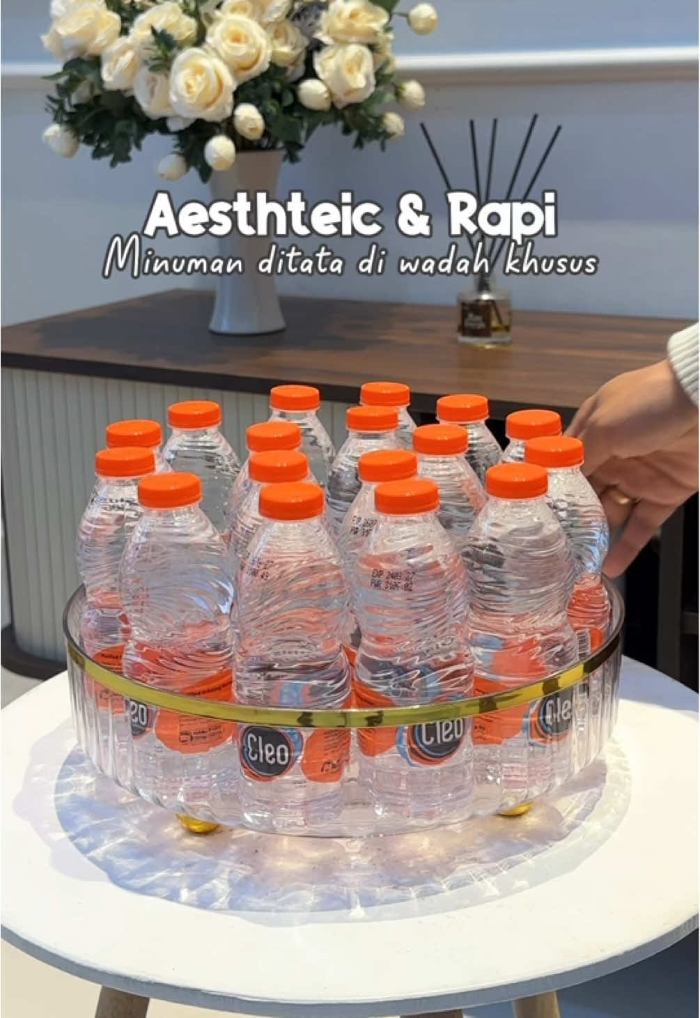 Air mineral jadi lebih rapi dan aesthetic. Wadah minum putar 360° #rakputar #rakminuman #wadahairminum #tempatairminum #tempataqua 