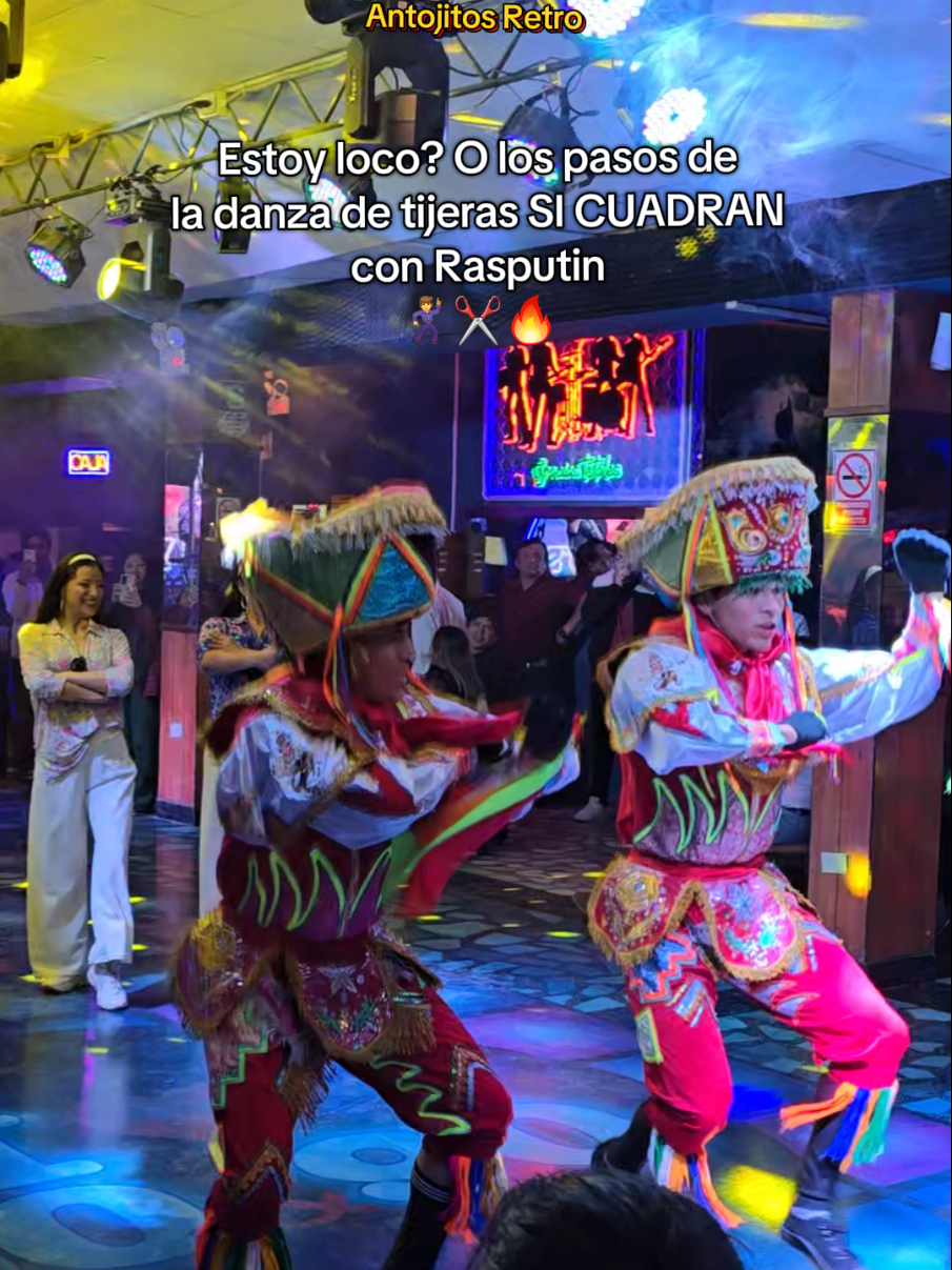 Mientras presentabamos una coreo disco en Antojitos Retro, nuestros amigos de @Antojitos Folk  —el local de abajo que presenta danzas peruanas— se unieron con unos pasos de danza de tijeras… ¡y quedó increíble! Una mezcla inesperada que celebramos con cariño. #Perú #DanzaDeTijeras #BoneyM #retronight #rasputin #DiscoVibes #RetroNight #70sMusic #FunkDance #RasputinChallenge #CoreoRetro #CulturaPeruana #FolklorePeruano #OrgulloPeruano #FolkFusion #PeruMezclaTodo #AndesYDisco #ParaTi #FYP #InesperadoPeroPerfecto #EstoEsArte #Infiltrados #FusionInesperada #huancayo #peru 