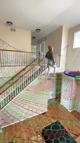 Indoor nets for that unique loft space that you’ve been looking for 😍🙌🏼 www.treenetweaves.com #treenet #loft #loftinterior #interiordesign #treeweb #treehouse #playhouse #playground #kids #roomdecor 