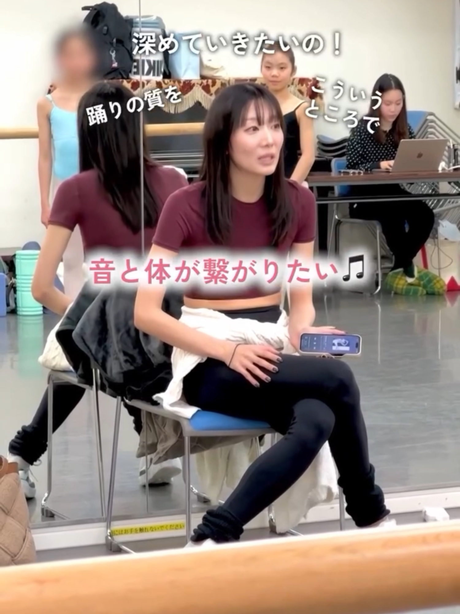 音と身体をつなげる大切さ🎶✨ 気をつけることが多いと、音に合わせようとしてもついていけないことがありますよね。 でも、そうした注意点が自然と身につくようになると、ヴァリエーションの中でも 「ここをもっと意識しよう」「この音に合わせてこう表現しよう」と、自分の体が反応できるようになってきます！ 指先ひとつ、脚への意識…どんな動きの中でも表現を忘れずにいてほしい。 音と身体をつなげるってこういうことだ！ と思っているからこそ、しつこいくらいに伝え続けます😆✨ 生徒さんがこの感覚をつかめるまで、しっかり向き合っていきますよ〜！ パート3へ続く➡️ #バレエ #ballet #石井久美子