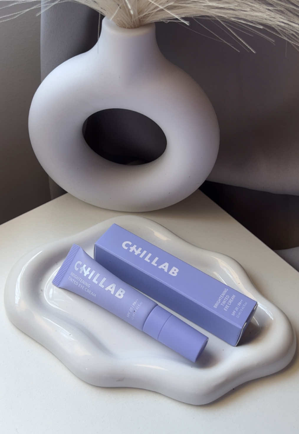 El nuevo lanzamiento de @CHILLAB CUENTA OFICIAL  ✨Un corrector que combate las líneas finas y el envejecimiento  ✨Cubre muy bien  ✨no deja parches ni grumos ✨lo puedes combinar con tus productos de maquillaje y no deja grumos  ✨textura liguera y alta cobertura  No se que estás esperando para probarlo 💜 Consigue el tuyo en Chillab.net #chillab #brightening #brighteningcream #eyecare #effortlessbeauty #beauty #chillabbeauty #nomoredarkcircles #contornodeojos #chillabskincare #contornodeojos #cremaparaojos #cremaparaojos #adiosojeras #reducirojeras #makeup #ugccreator #thatgirl #girlythings #fyp #beautybloggers #beautyinnature #instabeauty #publicidad 