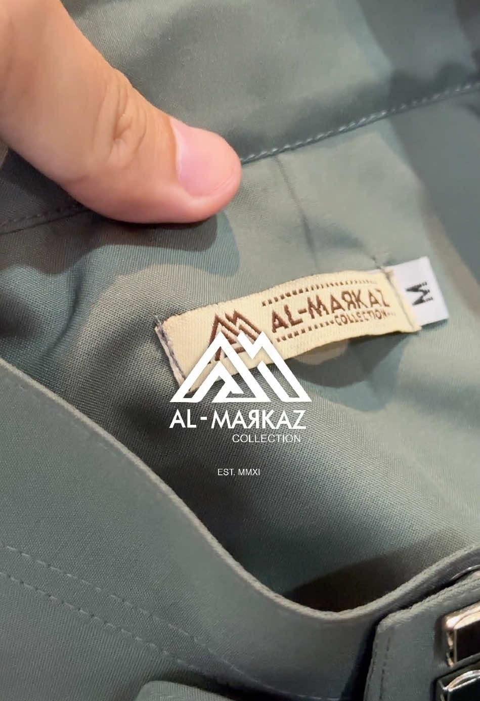 Jubah pria dengan desain elegan dan potongan modern. Dirancang untuk Anda yang mengutamakan kenyamanan dan kesan berwibawa dalam setiap langkah. Cocok untuk ke masjid, acara resmi, atau momen istimewa lainnya. ✔️ Bahan premium, adem & ringan ✔️ Jahitan rapi & tahan lama ✔️ Tampil syar’i tanpa meninggalkan gaya #gamispria  #jubahpriadewasa #busanamuslimpria #jubahelegan #fashionmuslimpria #jubahpremium 