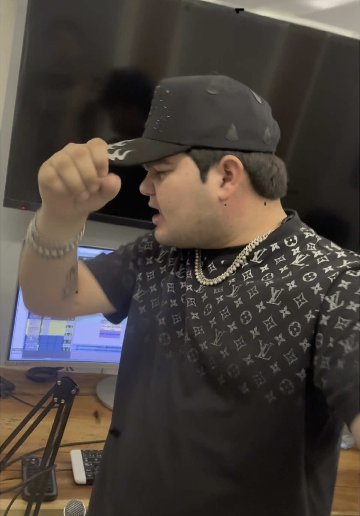 Por Que Ustedes Lo Pidieron Mi Gente ..!!  Los Plebes Bien HaHaHa ‼️😛@Los Comandos Oficial @AlejandroSoy01  . . . #corridoschingones #corriosbelicos #corridostumbados #victorvalverde #regionalmexicano #viralvideo 