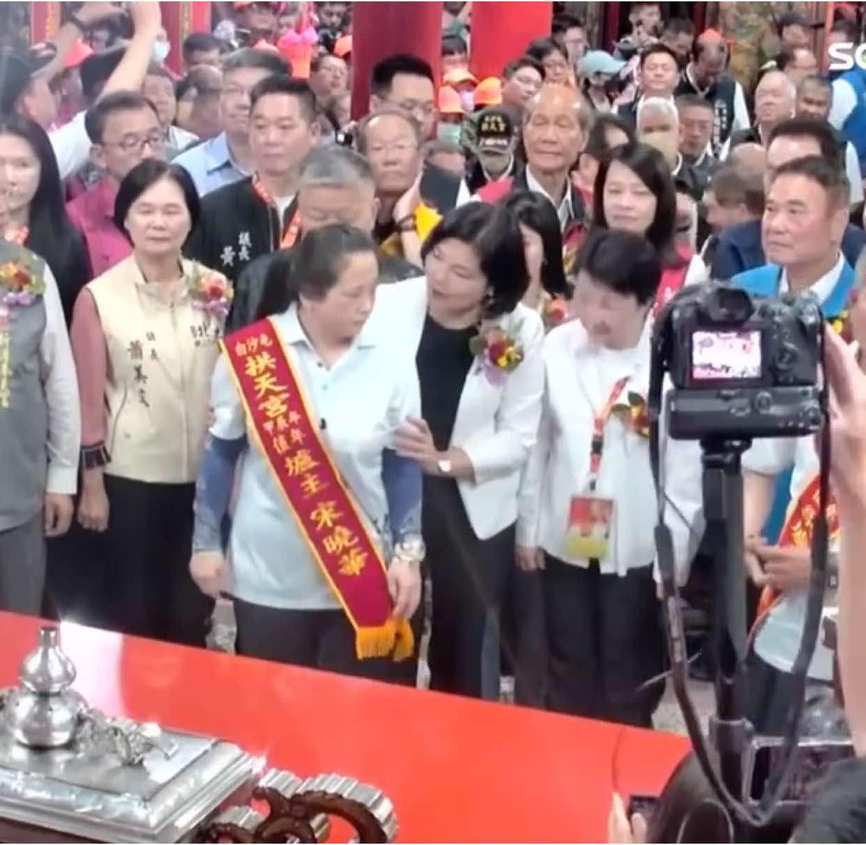 這個縣長卡過頭了吧！ 怎麼可以這樣呢？ 爐主，就是神明所點選的年度信徒祭祀活動的代表。 #白沙屯媽祖 #白沙屯拱天宮 #不政治 #就事論事 