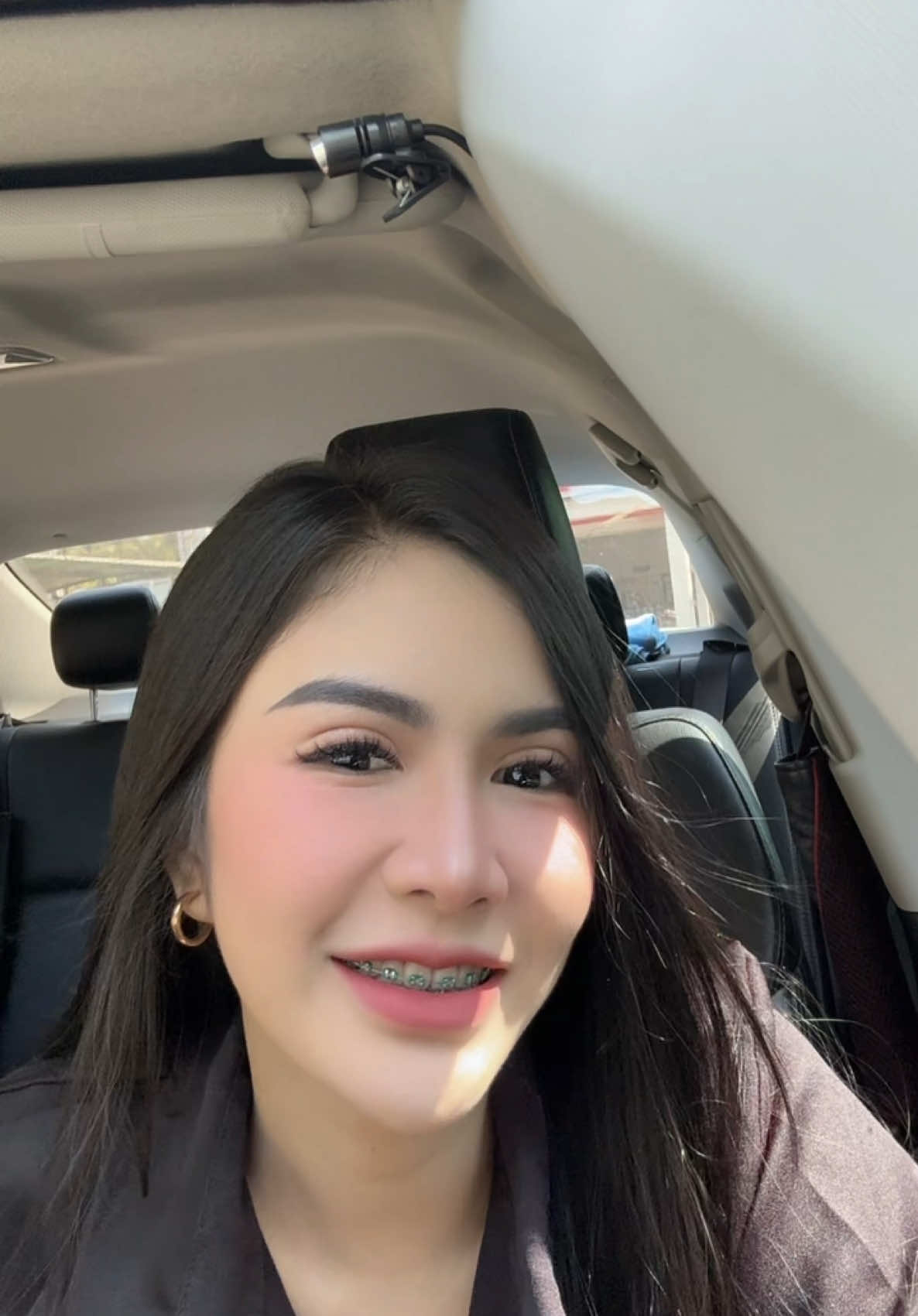 ในรูปไม่เหมือนตัวจริงหรอก ในรูปจุ๊บไม่ได้ ตัวจริงจุ๊บได้  😂
