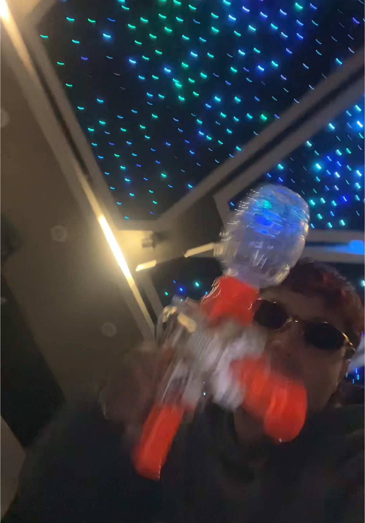 Le robe las gafas a Leandro… YA SALIÓ 🍿