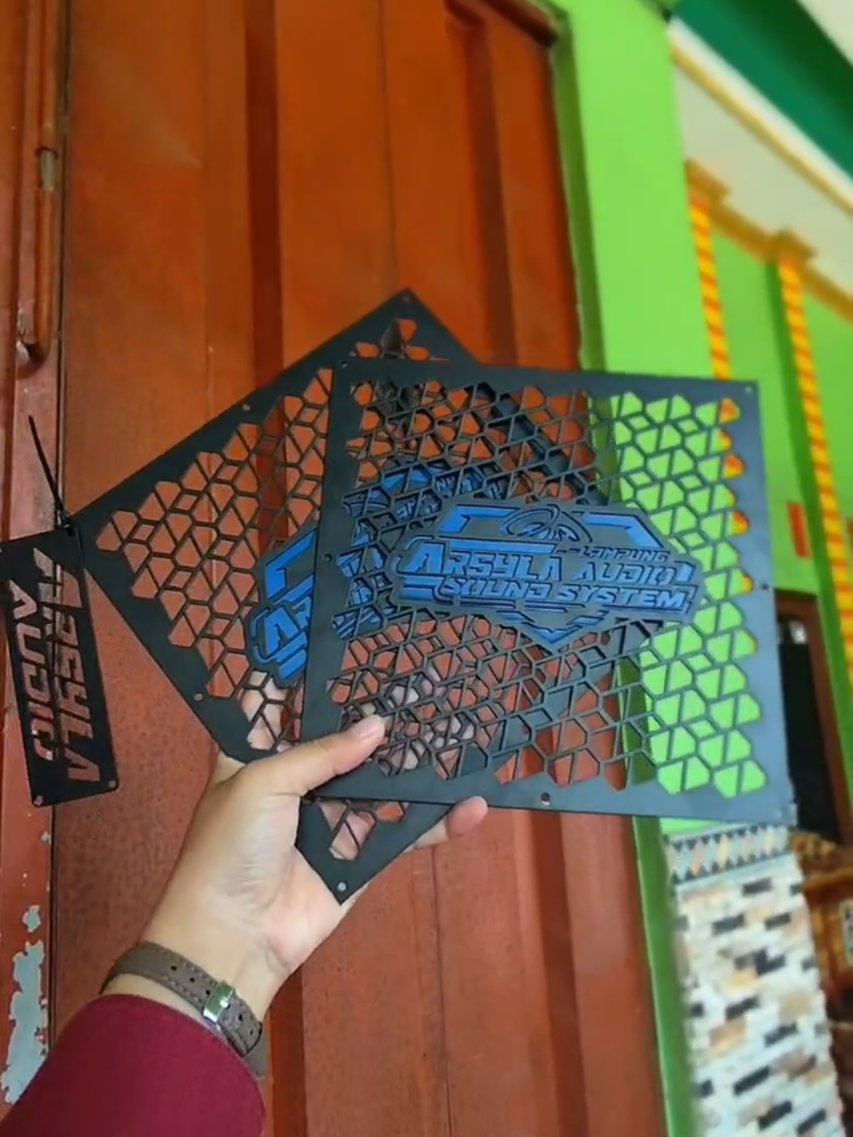 🎨 Grill Custom Warna Logo? DISINI TEMPATNYA! 🔥 Kini hadir fitur terbaru: Custom Warna Logo sesuai selera kamu! 💸 Start dari cuma 5rb/pcs 🖐️ Pilihan warna: Merah, Kuning, Orange, Biru, Hijau Langsung order sekarang dan bikin grill kamu makin standout! 🚀 #blitar24jam #xybca #fyppppppppppppppppppppppp #soundsystemblitar #aksesorissoundsystem #tejometalindolaser #tejometalindo #grillcustom #aksesorissoundsystem #cnclaser #soundsystemmalang #soundsystemjawatimur #soundsytemblitar #soundsystemsurabaya #soundsystemhoreg #kontenpromosi #soundhoreg #4upage #xycba #foryoupage #4u #tiktokfyp #moots?