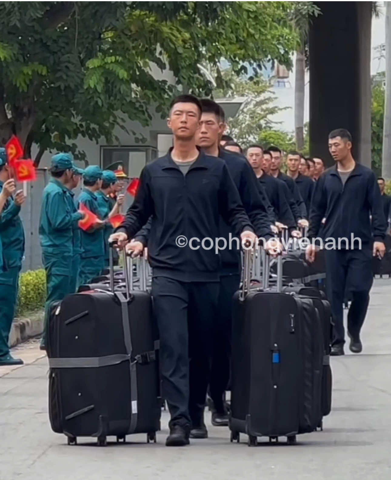 Quân giải phóng nhân dân Trung Quốc lên đường về nước sau khi hoàn thành nhiệm vụ diễu binh tại Việt Nam. #cophongvienanh #nguyenhongpva #phongvienanh #chupanh #quandoi #dieubinh30042025 #quannhantrungquoc #trungquoc 