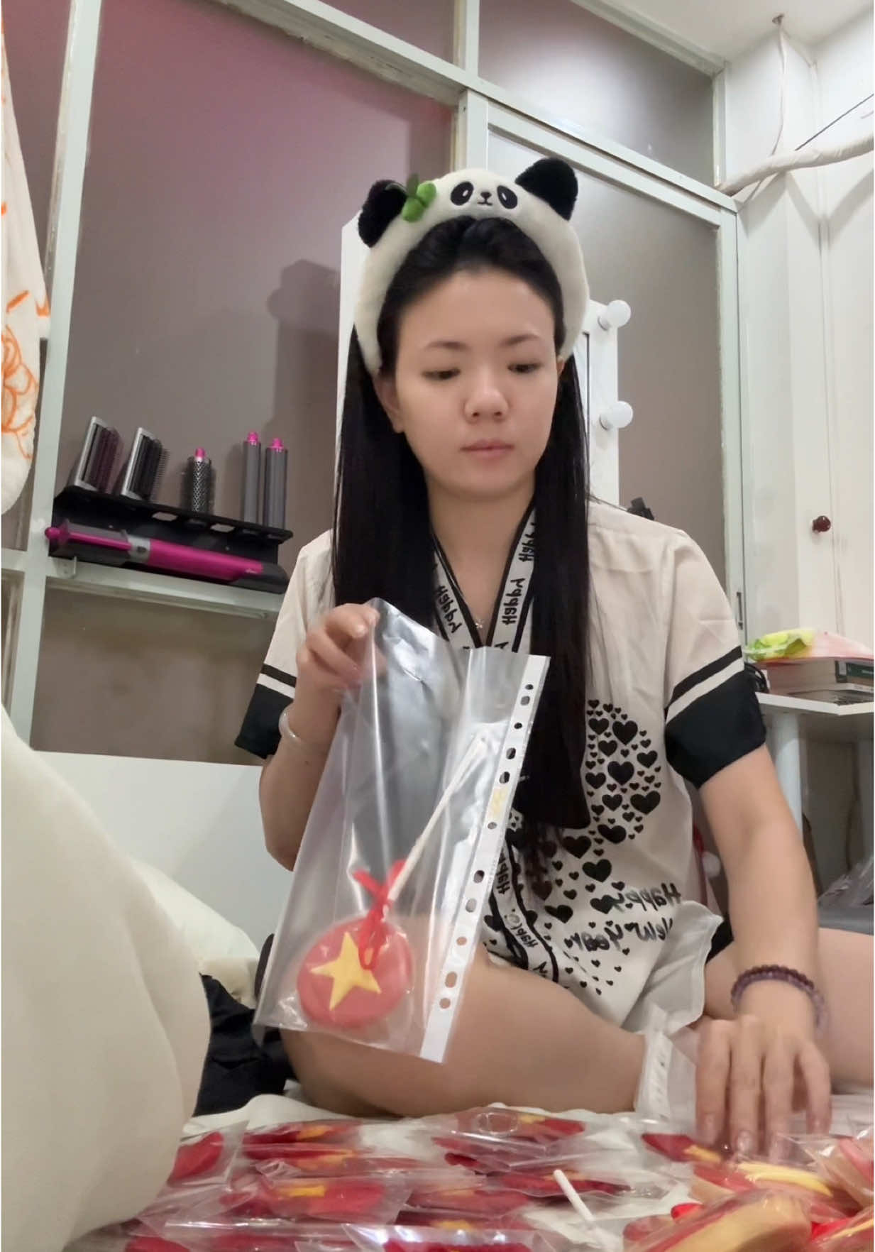 Xếp quà tặng mấy bà mà lúc tặng ko kịp lấy điện thoại ra quay, quay được đúng 1 bà haha. Qua 2 ngày rồi vẫn thương nhớ mí huynh đệ đu concert chung lắm trời ơi 🤣🤣