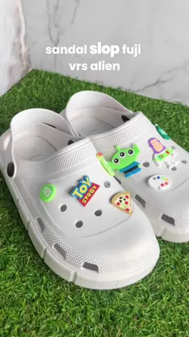 yang mimin pakai versi alien nya ya #coolrain #sandalwanita #sandalkaret #trendfuji 