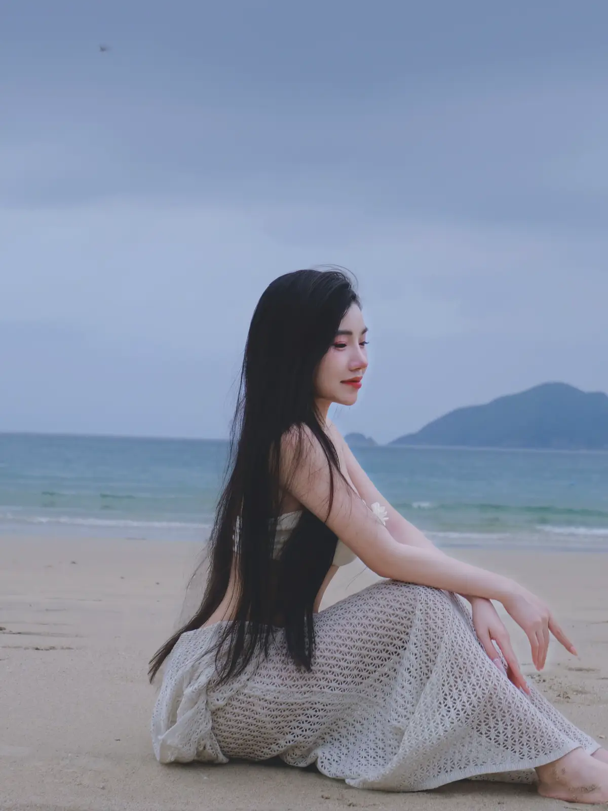 “Dưới nắng vàng, sóng vỗ về, Em mơ về những điều chẳng thể nói ra.”