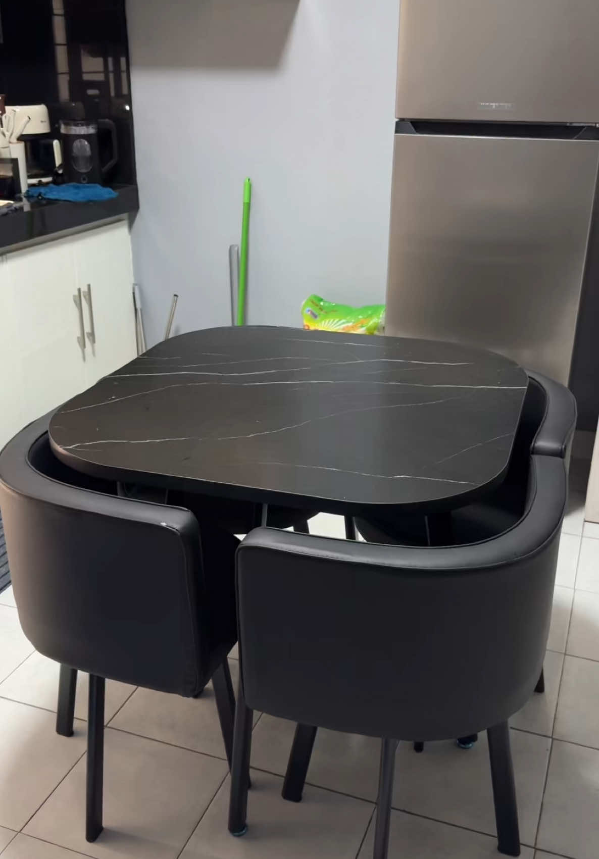 Stable din yung table and chair madali lang din i build maganda at may ibat-ibang kulay Available sa Yellow Basket ☝🏻🥰 #diningtable #minimalisttable #blacksetable 