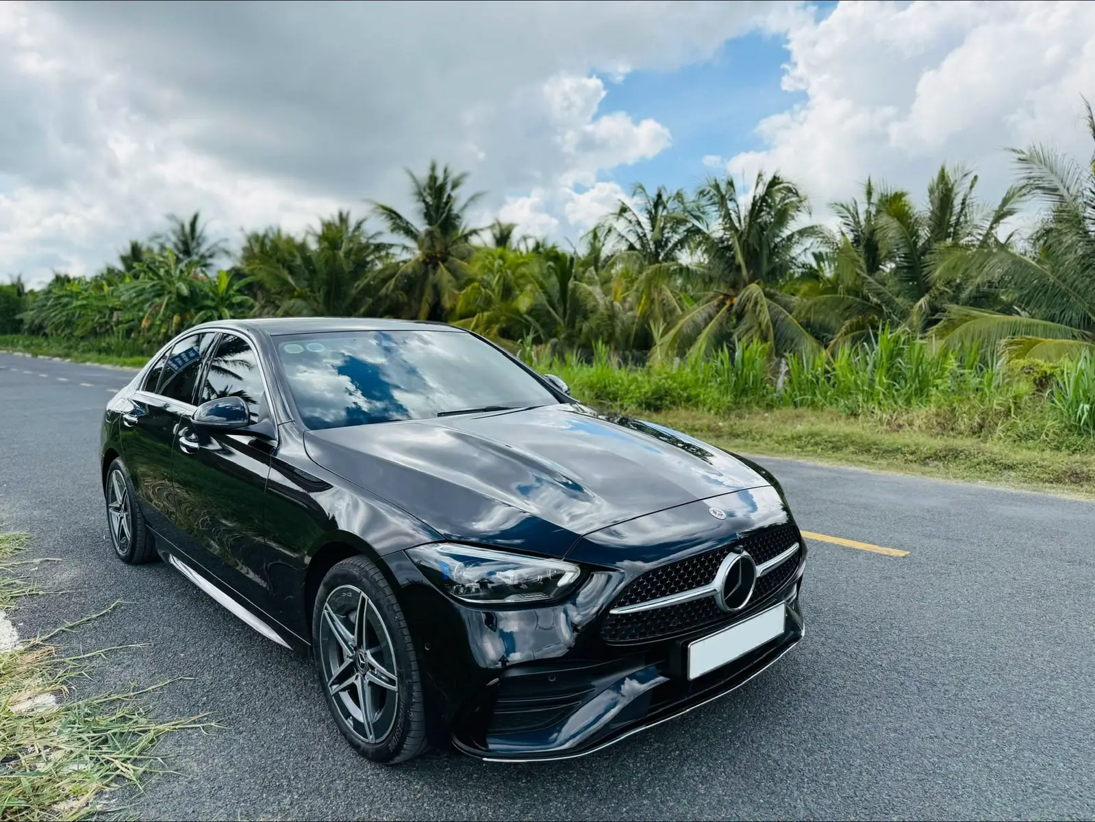 𝗠𝗘𝗥𝗖𝗘𝗗𝗘𝗦 𝗕𝗘𝗡𝗭 𝐂𝟑𝟎𝟎 𝐀𝐌𝐆 𝟐𝟎𝟐𝟒 siêu lướt 2.300km màu đen nội thất đen như xe mới.  Xe sản xuất 2023 đăng kí mới 9/2024 một chủ từ đầu chạy lướt chưa hết roda còn nguyên mùi mới, nội ngoại thất Option miên man,bọc da #Artico,đèn #DigitalLight,15 loa #Burmester,sạc không dây,led nội thất 64 màu,#camera360,cửa nóc #Panoramic,đá cốp..  Vận hành xe là khối động cơ 2.0L Turbo tăng áp kèm hệ thống Mild Hybrid EQ Boost 48v cho công suất 258Hp & 400Nm hộp số 9 cấp Gtronic và hệ dẫn động cầu sau với 5 chế độ lái mạnh mẽ,đạt tốc độ tối đa 250kmh.  Anh Chị cần xe gọi em nha.  Giá 1.839tr  𝙴 𝚖 𝙳 𝚞 𝚌 𝚇 𝚎 𝙳 𝚞 𝚌 📲 0 9 0 1 3 5 5 7 7 5  📍 𝚃ù𝚗𝚐 𝙰𝚗𝚑 𝙰𝚞𝚝𝚘,𝚂ố 𝟸𝟿 Đườ𝚗𝚐 𝟺𝟶,𝚃â𝚗 𝙿𝚑𝚘𝚗𝚐,𝚀𝚞ậ𝚗 𝟽,𝚃𝚙 𝙷ồ 𝙲𝚑í 𝙼𝚒𝚗𝚑,𝚅𝚒ệ𝚝 𝙽𝚊𝚖 #TùngAnhAuto #MercedesBenz #Bmw #Porsche #Audi #Huyndai #Kia #Toyota #Ford #Volvo #VolksWagen #Nissan #Mini #Vinfast .. #MercedesbenzC300Allnew2024_chạy_siêu_lướt_như_mới