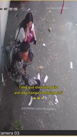 Tặng quà mà tưởng đâu anh đưa hàng cấm không chứ 😂 #tinhyeu #gioitre #hanhphuc #vuive #dieubinh #plxhvn #phapluatxahoi #giaiphongmiennam #yeuthuong