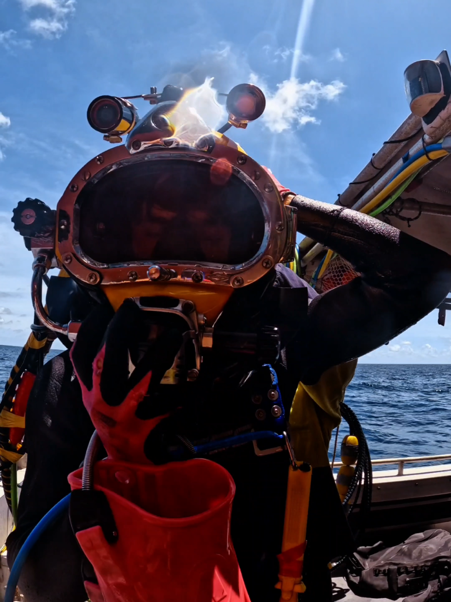 Wheres your head at ? ...🔱 #underwater #trendingtiktok #foryou #commercialdiver #wheresyourheadat #videoviral #v #viraltiktok #viral #commercialdivers #hardhatdivers #rig #fullsend #australia #trend #trending #offshore #diver #ocean 