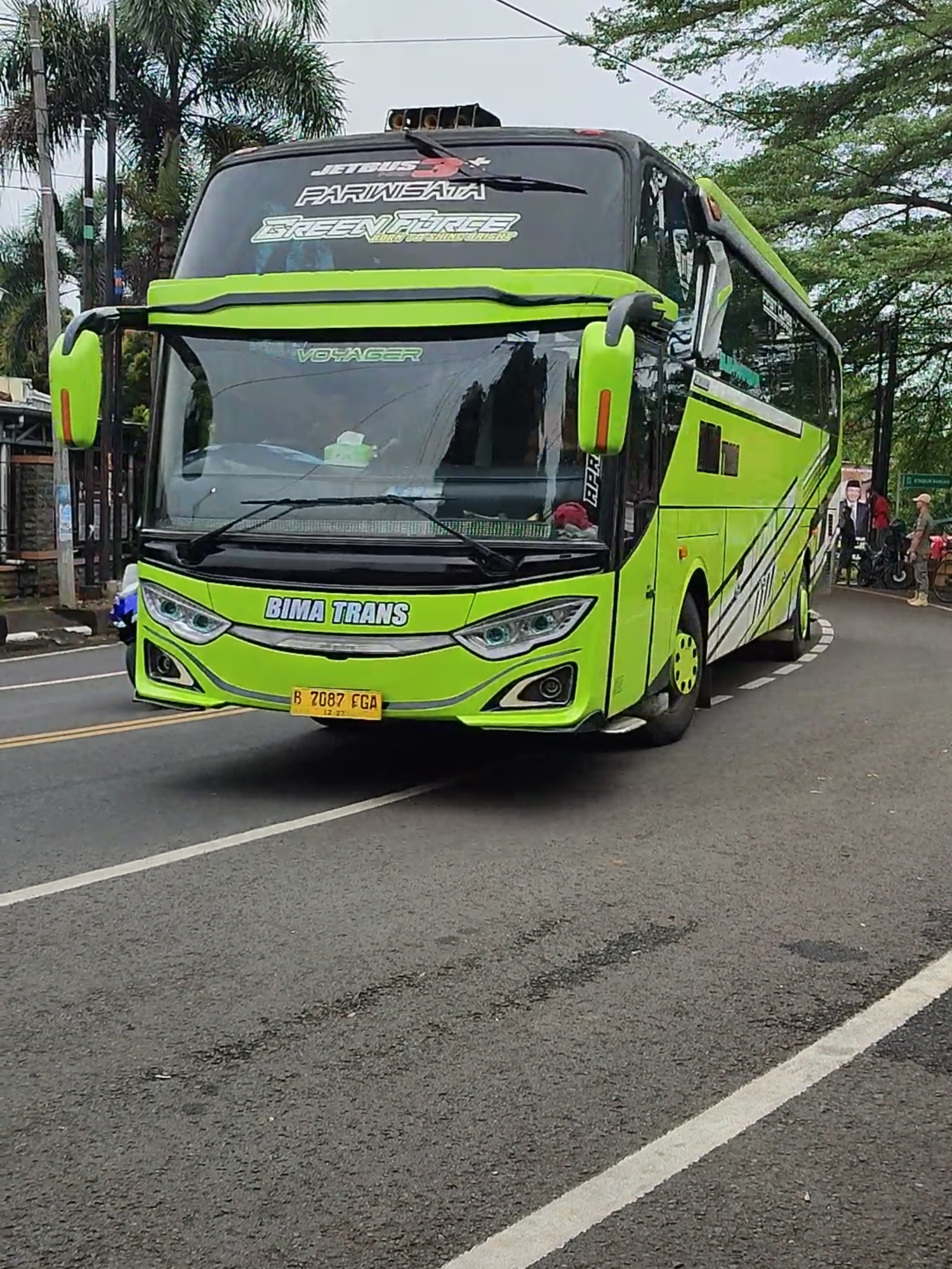 bus apa ya? keren bet