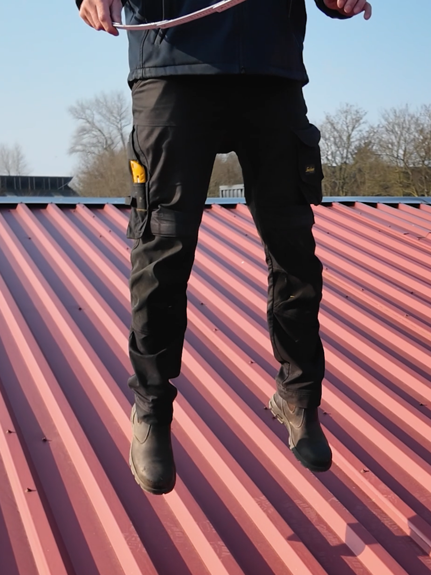 Unkaputtbar? 💪🔥 Das 35/207 Trapezblech im Härtetest! 🏗 Was passiert im Video?  Stefan zeigt dir, wie stabil das 35/207 Trapezblech in 0,75 mm Stärke  wirklich ist! Im direkten Vergleich mit dünneren Blechen wird schnell  klar:  Das hier ist eine ganz andere Nummer! Dieses Blech kann man ohne  Probleme Begehen     ⚙ Was macht dieses Blech so besonders?  ✅ Hält hohen Punktbelastungen stand 💥  ✅ Perfekt für stabile Dachkonstruktionen 🏠  ✅ Deutlich robuster als dünnere Varianten ⚡   🚀 Fazit: Ob drauflaufen, rumspringen oder Punktbelastung – dieses Blech hält, was  es verspricht! Schau dir den Test an und überzeuge dich selbst. 💪🔧  #metalroofing #DIY #trapezblech #install #härtetest #montage #metalroof