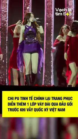 Chi Pu tinh tế chỉnh lại trang phục diễn thêm 1 lớp váy dài qua đầu gối trước khi vẫy Quốc kỳ Việt Nam #vachlatimsao #showbiz #new #hot #xuhuong #fyp #chipu