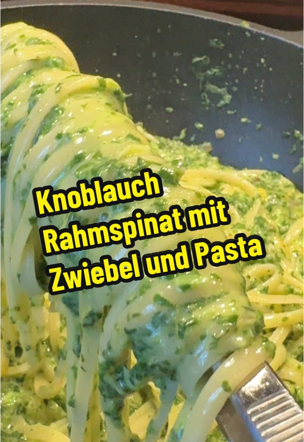 Knoblauch Rahmspinat mit Zwiebel und Linguine  Zutaten  Butterschmalz zum anbraten  1 TK Spinat  1 Zwiebel würfeln  1-2 Knoblauchzehen fein hacken  150 ml Milch  2 Esslöffel Frischkäse/ Philadelphia  100-150 Gr geriebenen Cheddar  1/2 Kelle Pastawasser  150 Gr Pasta  Zubereitung  Zwiebeln in Butterschmalz glasig anbraten. Knoblauch dazugeben und kurz unterrühren. Alles auf eine Seite der Pfanne schieben und den TK Spinat dazugeben. Herd auf Stufe 6 schalten und den Spinat langsam auftauen lassen unter ständigem rühren. Das Ganze wird gewürzt mit Salz , Pfeffer und Muskatnuss. Nun kommt die Milch und der Frischkäse dazu und alles wird verrührt.  Abschmecken …  Die Pasta bitte al dente bissfest gekocht  und wird direkt vom Wasser zum Spinat gegeben.  Nun die Pasta mit dem Spinat verrühren.  Wer mag gibt noch Cheddar dazu und eine 1/2 Kelle Pastawasser.  Ganz viel Spaß beim Nachkochen  #knoblauchspinat #knoblauch #spinat #pasta #foodinspiration #zwiebel #frischkäse #EasyRecipe #einfacherezepte #govirl 