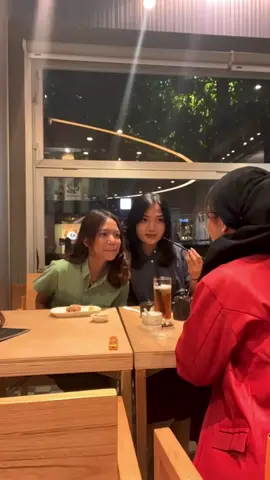3 girlies and a disturbing news, ternyata yg baju biru udah tau duluan🫵🏼