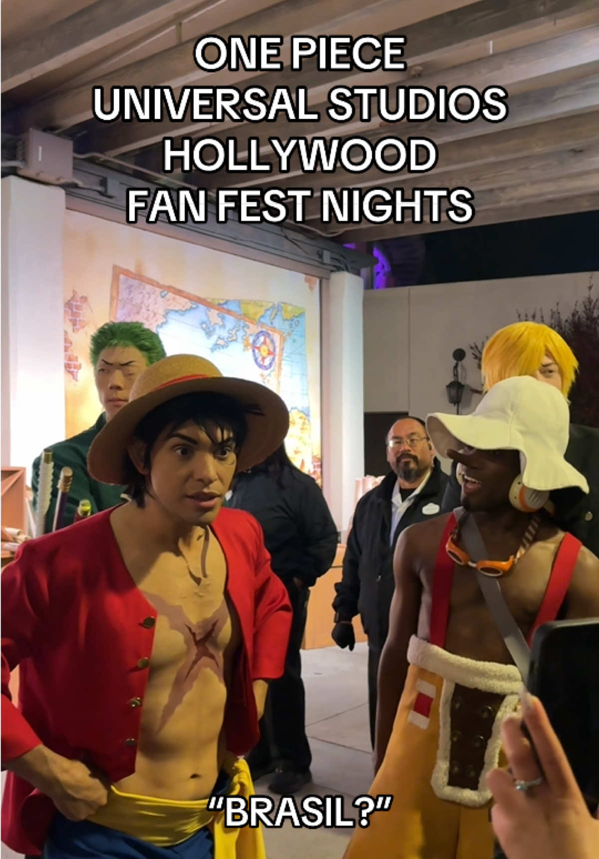 POV: CONHECENDO A TURMINHA DO ONE PIECE 🏴‍☠️ @Antonio Josh 👑  #onepiece #universalstudios #fanfestnights2025 #universalstudioshollywood #universalstudiosfanfest #luffyonepiece #luffy #namionepiece #anime #brasileirosnoseua #imigrantesbrasileiros #zoroonepiece #usopponepiece #sanjionepiece #cosplay #cosplayer 