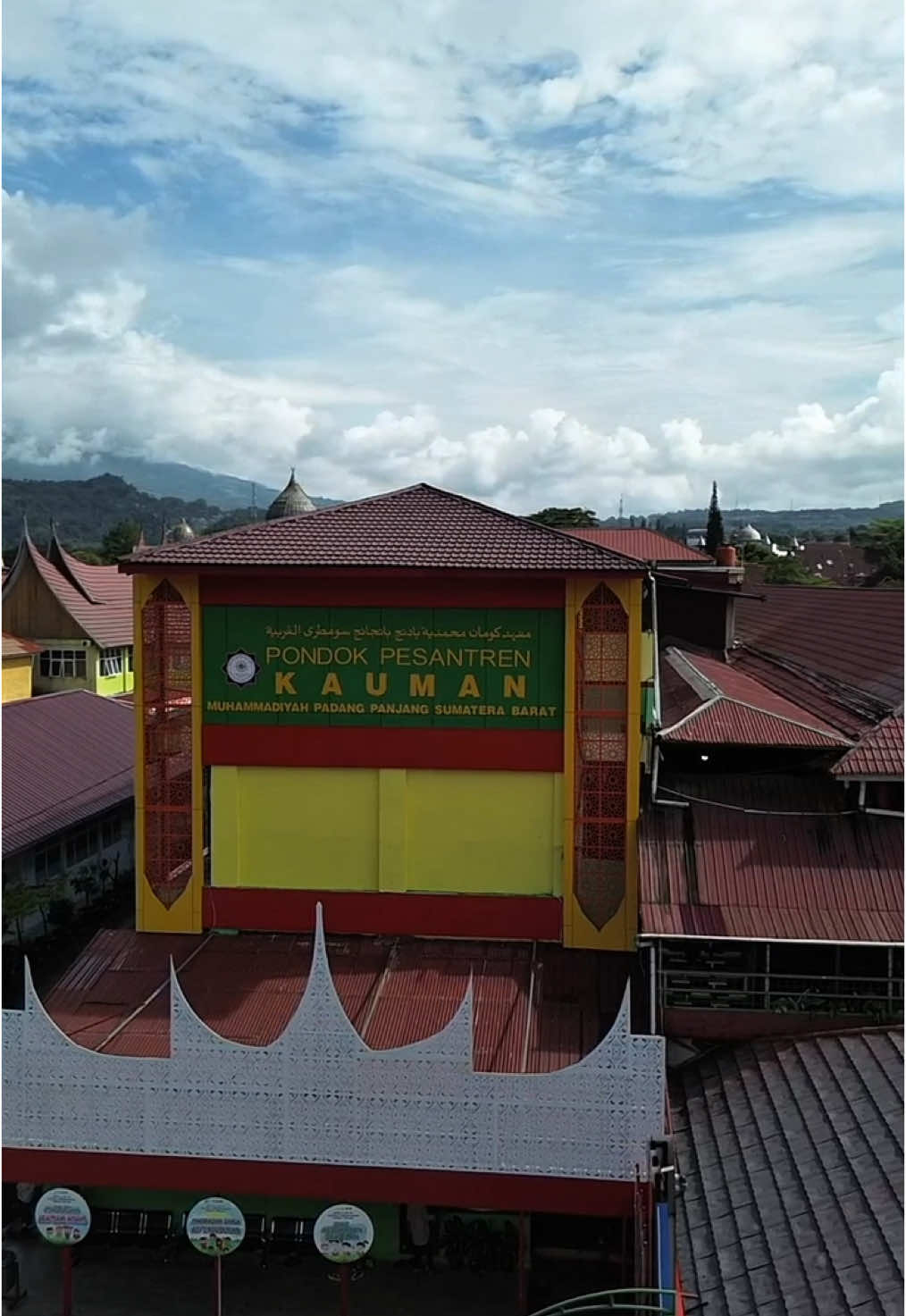 Katanya sih, Pesantren Kauman Muhammadiyah Padang Panjang tuh epic banget. Bener nggak nih? 🤔 Komen di bawah yang udah pernah ke sini! 👇  #kauman #pesantrenhits #sumbar #pesantrenkauman #muhammadiyah #padangpanjang #buyahqmka 