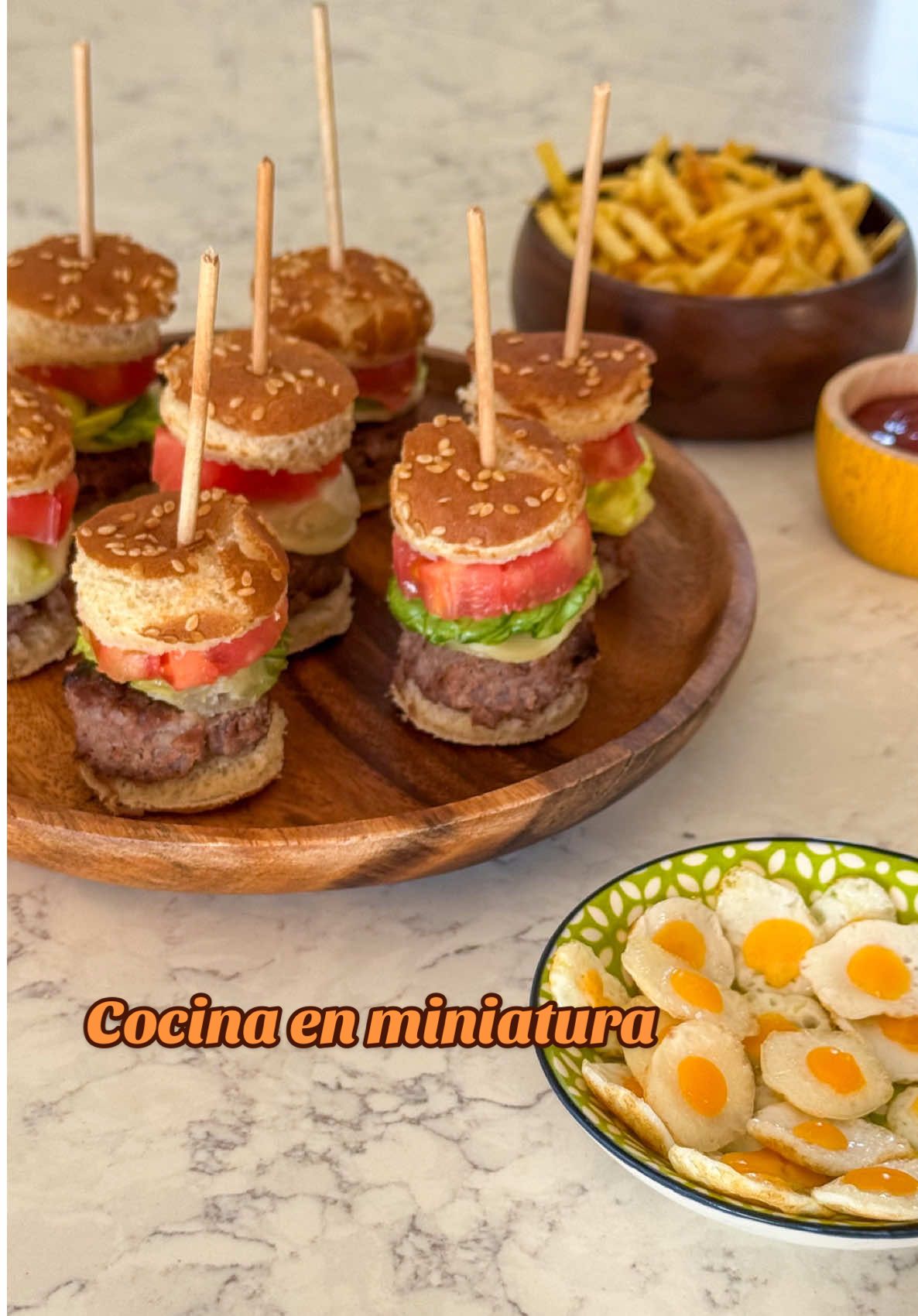 2 RECETAS MINIS ¡Guarda, porque vas a sorprender a tus peques seguro!  Hoy nos hemos pasado al modo mini y hemos preparado estas hamburguesitas con huevitos fritos que son puro amor en versión bolsillo! 🍔🍳 Dos recetas peques, jugosas y listas para desaparecer en un bocado. ¿Quién se apunta? ¡Dale al 🤍 si te han parecido una monadaaaa!  #Receta #recetasfaciles #recetaniños #kidsreceipe #cocinarconniños