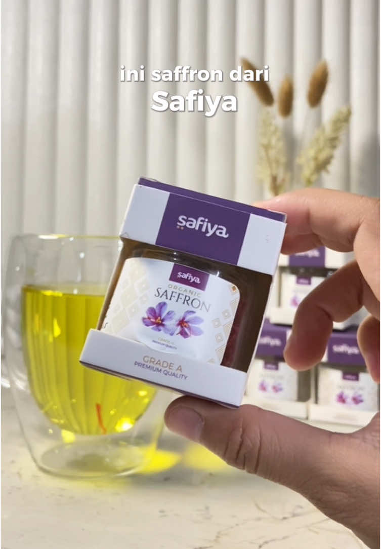 Cuma butuh 3–5 helai saffron dan segelas air hangat. Tunggu sebentar, warnanya berubah jadi kuning keemasan. Cantik, ya? Manfaatnya juga nggak main-main: dari bantu mood sampai redakan nyeri PMS. Ini Saffron dari Safiya, dan keranjang kuning udah nungguin kamu!🤍 #saffron #saffronsafiya #manfaatsaffron #saffronoriginal #saffronpromil #boskurma  