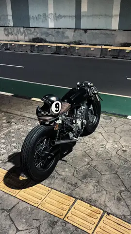 Cakwe😮‍💨 . . . . . . . . . . . . . . . . . . . . . . . . . . #cakweracer #caferacer #bratcafe #motorcycle #motorcustom #classic #capcut #scorpio225 #ride #caferacerindonesia #culture #motorbike #builder