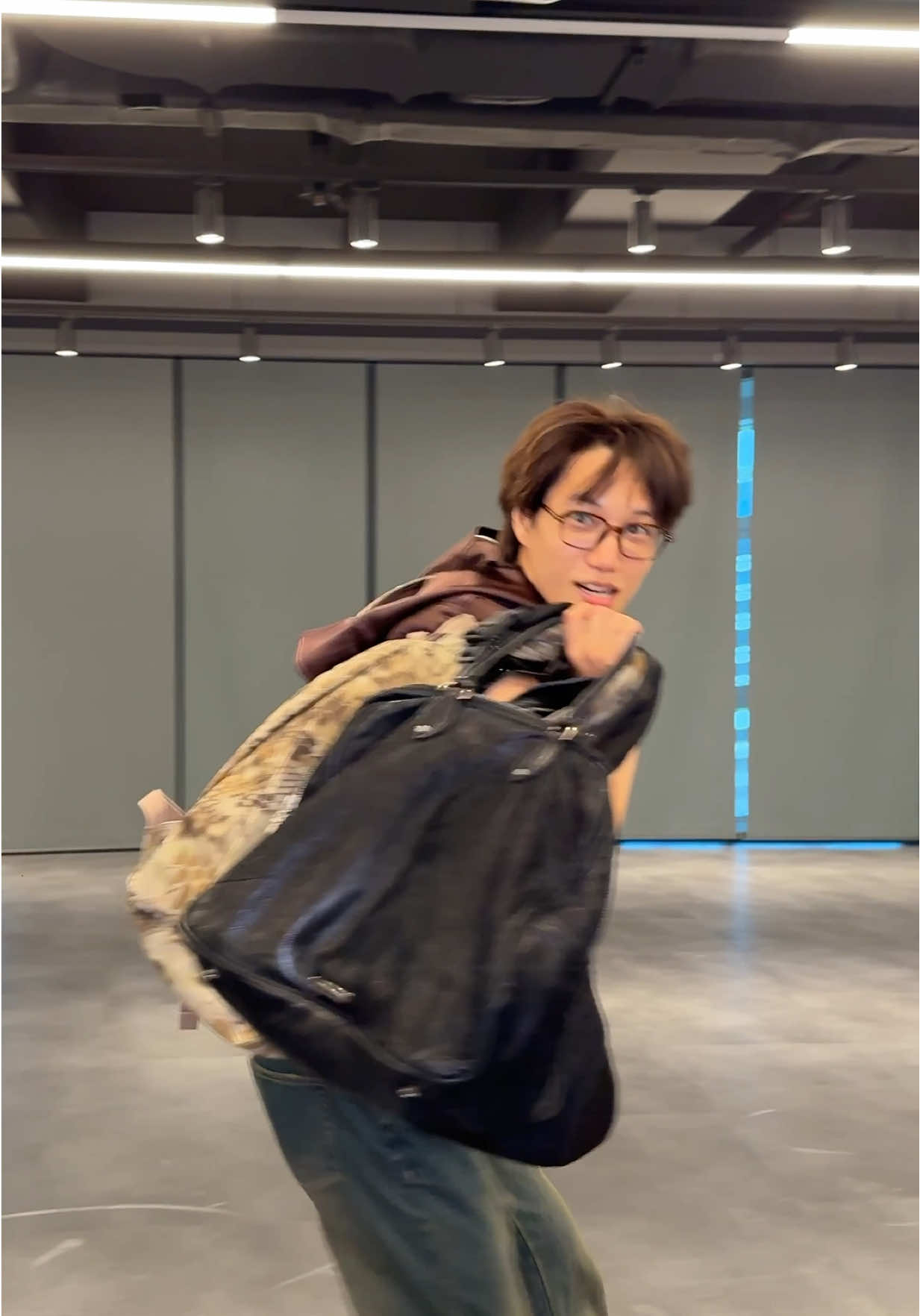 every bag is mine #RIIZE #라이즈 #KAI #카이 #EXO #엑소 #weareoneEXO @EXO  #RISEandREALIZE #BagBadBack #RIIZE_BagBadBack #ODYSSEY