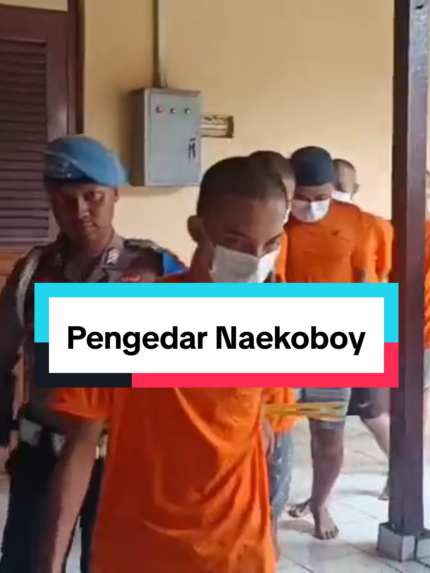 Polresta Serang Kota Tangkap 17 Pengedar Narkotika  SERANG - Sebanyak 17 pengedar narkotika ditangkap petugas Satresnarkoba Polresta Serang Kota. Dari penangkapan para pelaku tersebut, petugas mengamankan ratusan gram sabu dan ratusan butir obat keras.  Kapolresta Serang Kota, Kombes Pol Yudha Satria mengatakan, belasan pelaku yang ditangkap tersebut berinisial AF (28), FC (22), MM (19), RG (20), PA (28), MI (28), MY (40), RF (30), NS (28), EM (28).  Kemudian, AS (34), UK (22), ES (30), AY (28), MYH (24), SY (32) dan AR (25). 