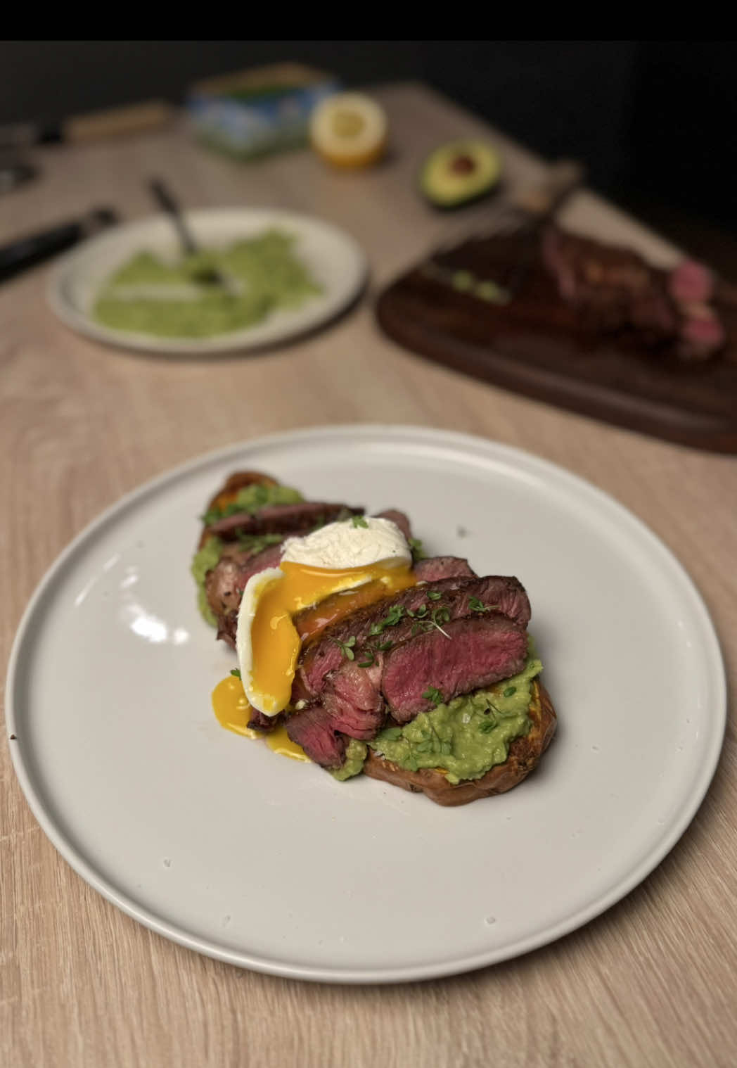 Sweet Potato Toast with Guac, Ribeye & a Perfect Poached Egg Soft-baked sweet potato slices topped with creamy smashed avocado, juicy ribeye strips and a silky poached egg. This is your high-protein, low-carb and naturally gluten-free answer to the classic toast combo — perfect for breakfast, brunch or even dinner. Comforting, balanced and full of flavor #HealthyFood #EasyRecipes #steak 