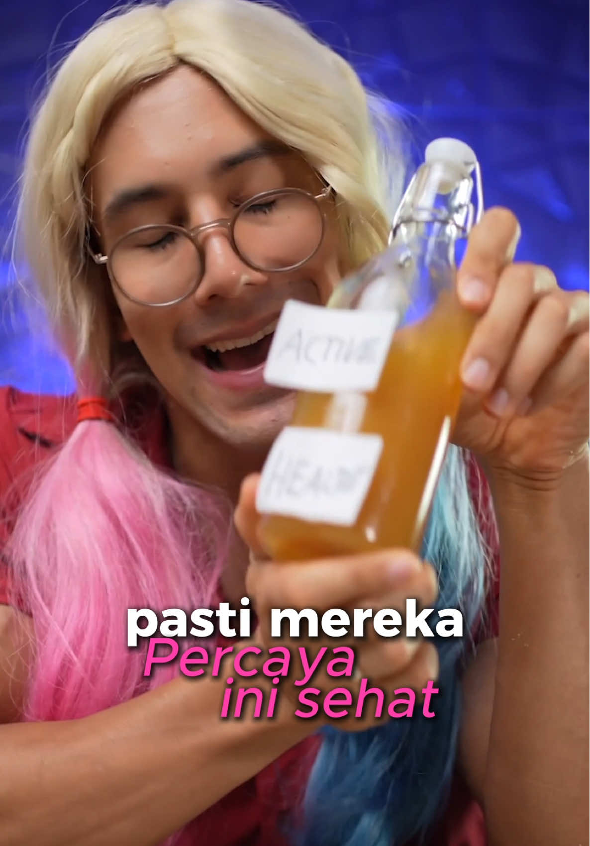 Perusahaan X di Narnia 🌍  Kebanyakan Orang belum paham faktanya bahwa kebanyakan Perusahaan tidak utamakan Kesehatan Customer❌ tapi mereka ikutin selera market saja⚠️  Artinya kalau market emang suka rasa yg manis, mereka akan pakai Gula Pasir untuk pastikan Customer akan suka dengan produknya karena Gula jauh lebih murah dari pada Stevia atau Pemanis sehat lain⚠️ Walaupun ada kata “healthy” atau “active” di kemasan dan dipromosikan oleh Runner A dan Dokter B bukan jaminan Produk tersebut beneran sehat⚠️ hanya dengan satu cara kita bisa pastikan apakah claim di iklan sesuai dengan produknya⚠️ dengan mulai baca komposisi dan informasi nilai gizi‼️ Tapi untungnya ini hanya perusahaan seperti di video ini hanya ada di dunia Fantasi seperti Narnia bukan di Dunia nyata 🙊🤔 #hidupsehat #sehat #kesehatan #minumansehat #cemilansehat #edukasi #olahraga #turunberatbadan #bakarlemak #indonesia #indonesian #minuman 