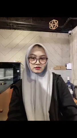 Yg nanya nanyaa kacamataa ada di keranjang kuning yaa!!